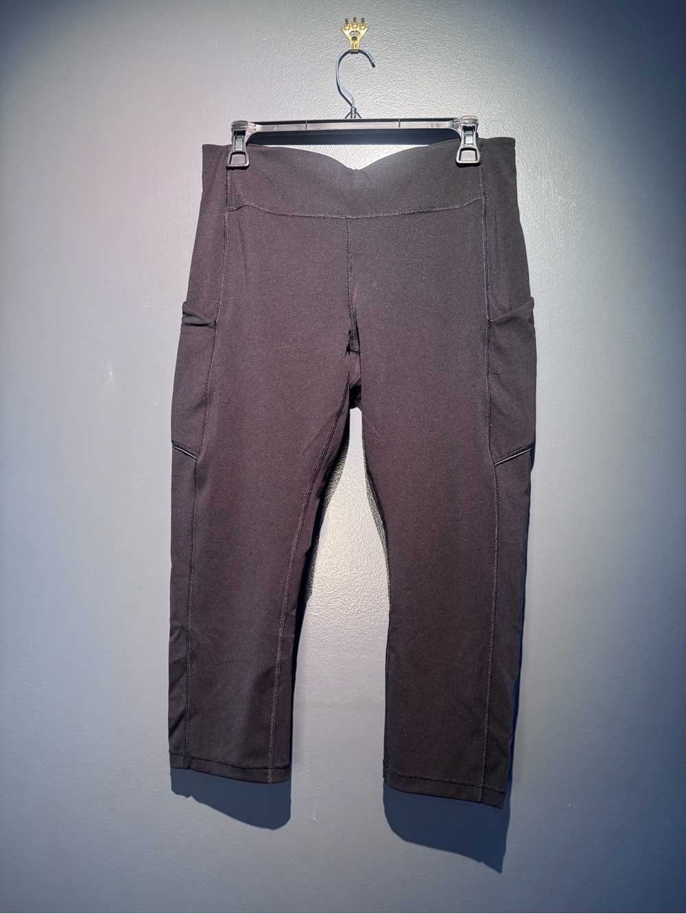 LULULEMON Black Yoga Legging pants Woman’s Size 12 / Lg Capri with Pockets